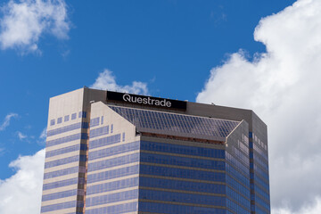 Obraz premium Toronto, Ontario, Canada - September 23, 2026: Questrade headquarters on Yonge Street in Toronto, Ontario, Canada. Questrade Financial Group is a Canadian online brokerage and wealth management firm. 