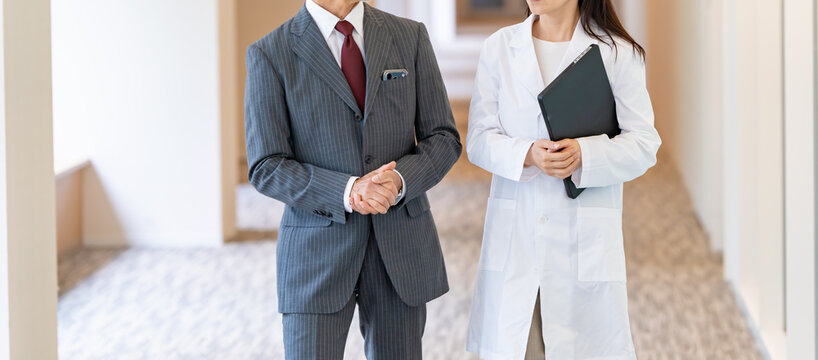 病院内に立つ男性と女性
