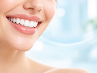 Obraz premium Smiling woman with healthy white teeth close up