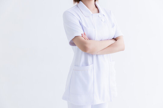 白衣を着た女性
