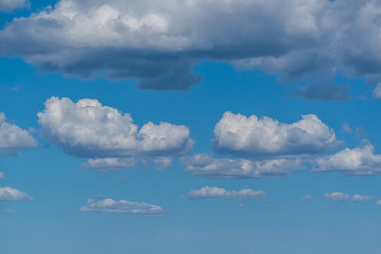 Blauer Himmel und ein paar Wolken