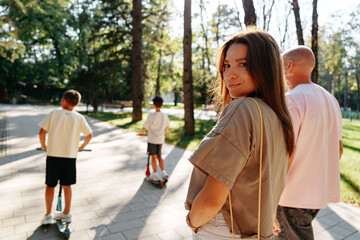 Obraz premium Group of friends enjoying time together in a park during the afternoon