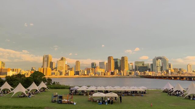 大阪・十三から望むマジックアワーの淀川と夕暮れの都市風景
