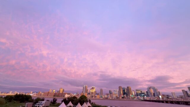 大阪・十三から望むマジックアワーの淀川と夕暮れの都市風景