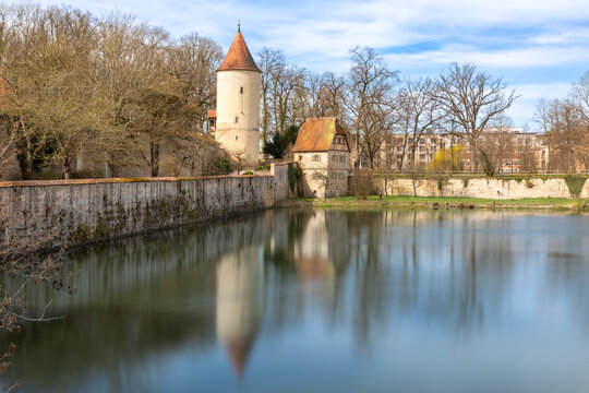 Rothenburger Weiher mit Faulturm und Parkw&auml;chterhaus in Dinkelsb&uuml;hl, Bayern