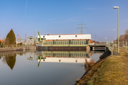 Wasserkraftwerk am Lechkanal in Meitingen, Bayern 