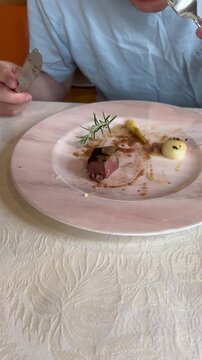 メインディッシュを食べ終える男性