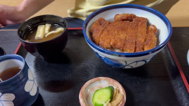 ソースカツ丼定食の蓋を開ける手元