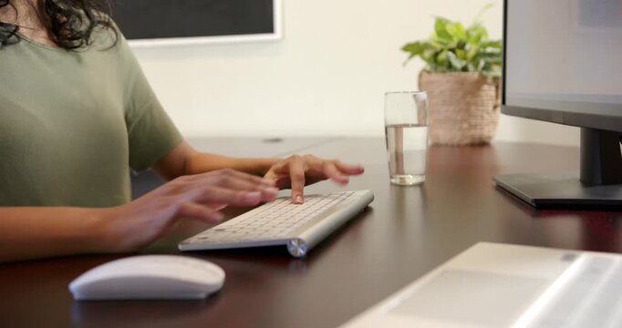 Lifestyle videos indoor of people doing activities at office, using computer mouse and keyboard, per