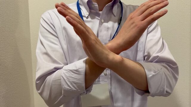 バツのジェスチャーをするビジネスマン