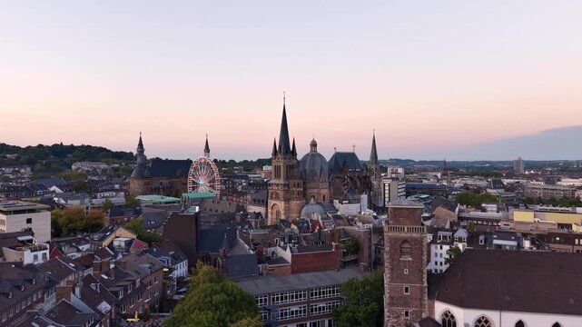 Luftaufnahme von Aachen mit Aachener Dom, Rathaus, Skyline und Riesenrad bei D&auml;mmerung und Sonnenuntergang