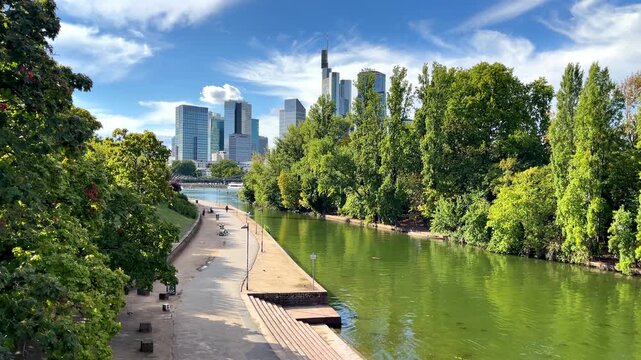 Frankfurt am Main inklusive Hochh&auml;user und Fluss Main 