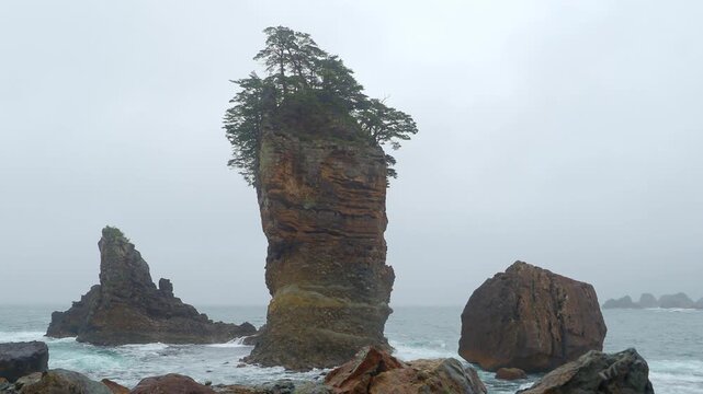 小雨降る三王岩を横位置で撮影