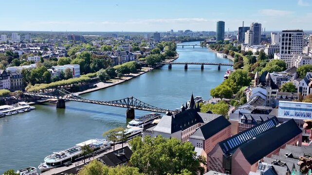Aussicht vom Frankfurter Dom St. Bartholom&auml;us auf den Fluss Main in Frankfurt am Main