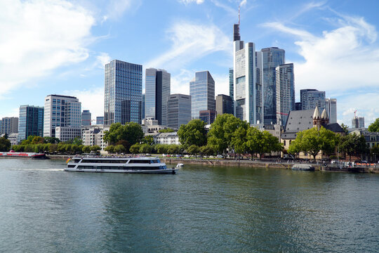 Skyline von Frankfurt am Main inklusive Hochh&auml;user und Fluss mit Schiff