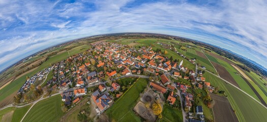 Obraz premium Das oberbayerische Alpenvorland rund um die Gemeinde Schwifting aus der Vogelperspektive