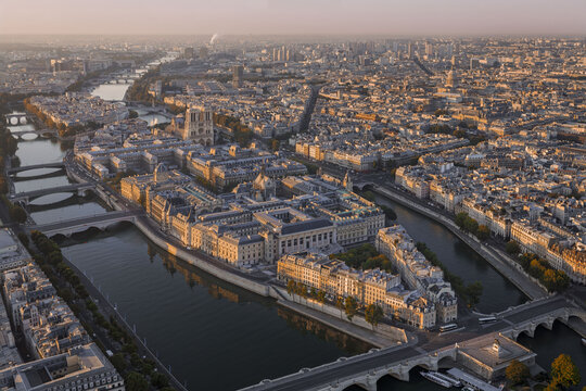 FRANCE. PARIS 75 AERIAL VIEW OF THE ILE DE LA CITE. IN THE FOREGROUND, ON THE RIGHT, THE PLACE DAUPHINE. IN THE BACKGROUND, NOTRE-DAME CATHEDRAL