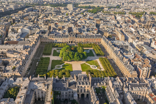 FRANCE. PARIS 75 AERIAL VIEW OF THE MARAIS DISTRICT, 3RD AND 4TH ARRONDISSEMENTS. CHARACTERISED BY ITS DISTINCTIVE ARCHITECTURE AND ROMANTIC PARK, THE PLACE DES VOSGES IS THE CAPITAL?S OLDEST SQUARE.
