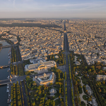 FRANCE. PARIS 75 AN AERIAL VIEW OF WEST PARIS, SHOWING THE AXE ROYAL FLANKED BY THE GARDENS AND THE AVENUE DES CHAMPS-ELYSEES. IN THE FOREGROUND, THE PETIT PALAIS AND THE GRAND PALAIS