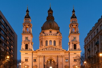 Fototapeta premium illuminated baroque cathedral facade at twilight with blue