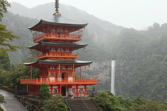 Pagoda en las cascadas Nachi