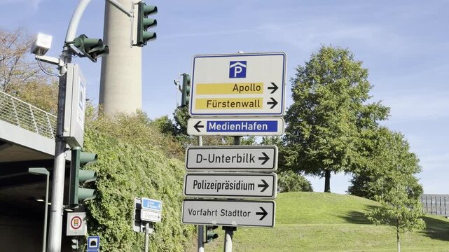 Deutschland, NRW, D&uuml;sseldorf, Medienhafen - Beschilderung vor dem Rheinufertunnel in Richtung Apollo F&uuml;rstenwall, Polizeipr&auml;sidium, Unterbilk und Vorfahrt Stadttor Schilder