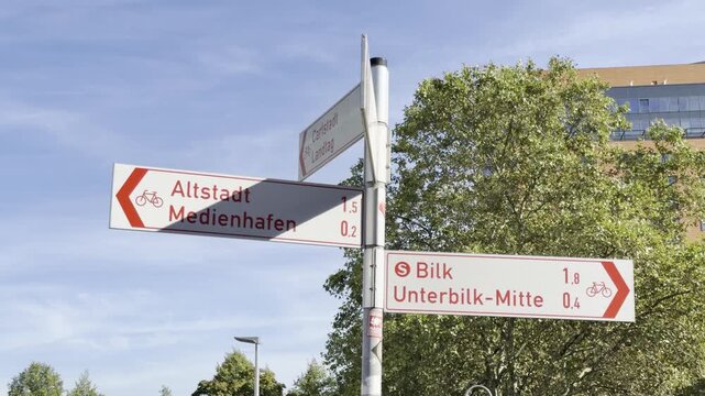 Deutschland, NRW, D&uuml;sseldorf, Radwege - Radfahren Fahrradweg Schild in Richtung Altstadt Medienhafen Carlstadt Landtag Bilk und Unterbilk-Mitte