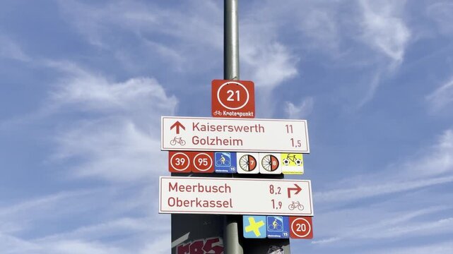 Deutschland, NRW, D&uuml;sseldorf, Rheinradweg 15 - Fahrrad Wegweiser am Knotenpunkt 20 21 39 95 des Radwegenetzes Kaiserswerth Golzheim Meerbusch Oberkassel Deutsche Fu&szlig;ball Route