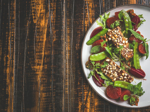 Fresh salad with green beans and vegetables