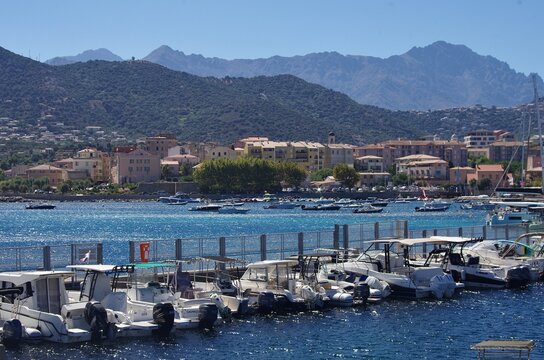 porto e barche del villaggio dell'isola di Pietra - Corsica, Isola Rossa - Isola di Pietra