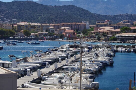 porto e barche del villaggio dell'isola di Pietra - Corsica, Isola Rossa - Isola di Pietra