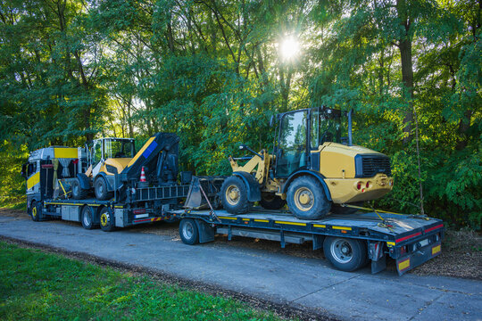 Ein LKW mit Baumaschinen macht Pause