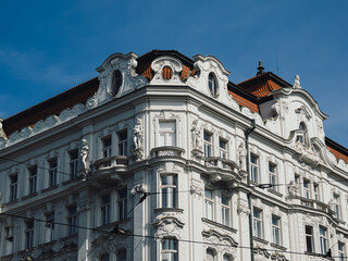 Obraz premium ornate prague building with statues under blue sky