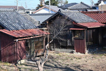 密集する日本の古い家屋と瓦屋根 © apoptosis