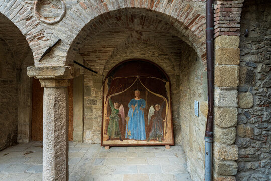 Reproduction of the Madonna del Parto under a portico in Pennabilli