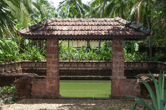 Old traditional well surrounded by brick wall, Harivihar Ayurvedic Heritage Home, Bilathikulam, Calicut, Kerala, South India, India