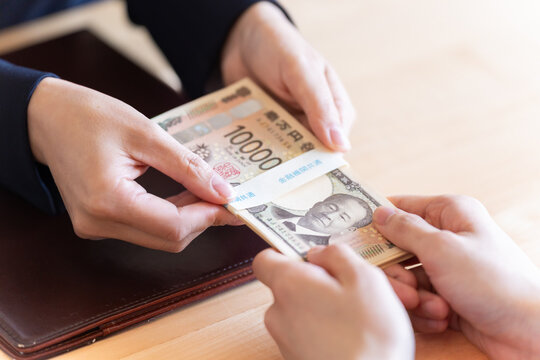 お金を渡すビジネスマン