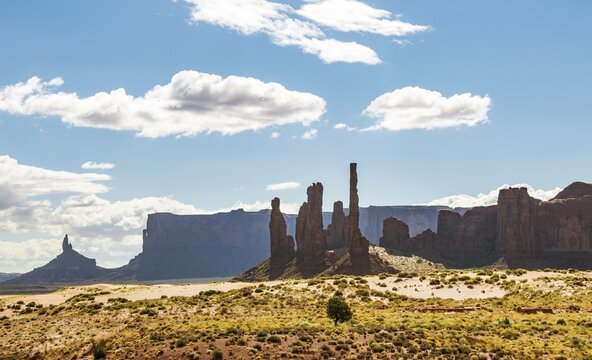 Totem Pole Rock Formation, Scenic Drive, mesas, Monument Valley, Monument Valley Navajo Tribal Park, Navajo Nation, Arizona, Utah, USA