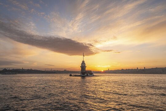 Lighthouse, Leander's Tower or Girls' Tower, Kız Kulesi, at sunset, island in the Bosporus, &Uuml;sk&uuml;dar, Istanbul, Turkey