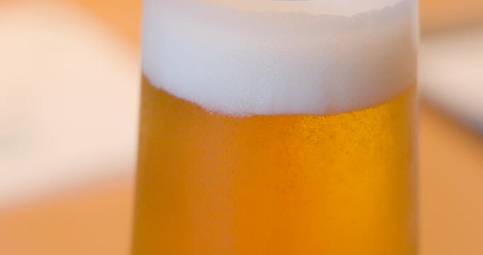 グラスに注がれたクリーミーな泡の生ビール