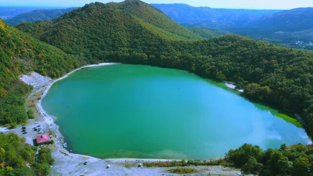 宮城県鳴子温泉 潟沼のエメラルドグリーンに輝くカルデラ湖 ドローン空撮
Aerial view of Katanuma lake with emerald green water, Naruko Onsen, Miyagi, Japan