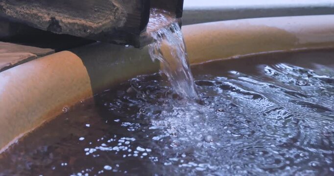 木樋から湧き出る温泉と壺風呂の湯面