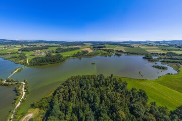 Obraz premium Herrliche Landschaft im Naturpark Oberer Bayerischer Wald rund um den Drachensee bei Furth im Wald