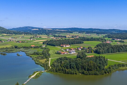 Blick von oben auf den Drachensee in der Region Hohenbogenwinkel in der Oberpfalz