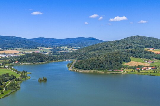 Blick von oben auf den Drachensee in der Region Hohenbogenwinkel in der Oberpfalz