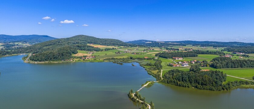 Blick von oben auf den Drachensee in der Region Hohenbogenwinkel in der Oberpfalz
