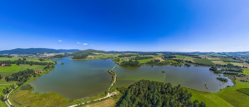 Blick von oben auf den Drachensee in der Region Hohenbogenwinkel in der Oberpfalz