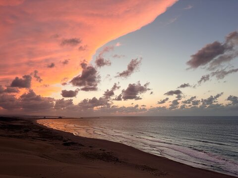 夕焼け雲に染まる鳥取砂丘と日本海