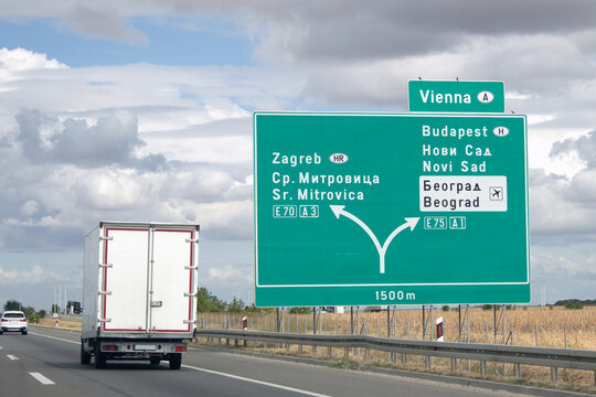 Autobahnschild in Serbien, Autobahnkreuz Dobanovci, Belgrad
