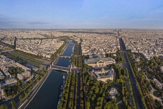 FRANCE. PARIS 75. AERIAL VIEW OF WEST PARIS, WITH THE SEINE, GRAND PALAIS, PETIT PALAIS AND AVENUE DES CHAMPS-ELYSEES.